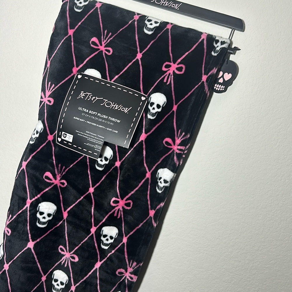 NEW BETSEY JOHNSON SKULL AND BOW BLANKET